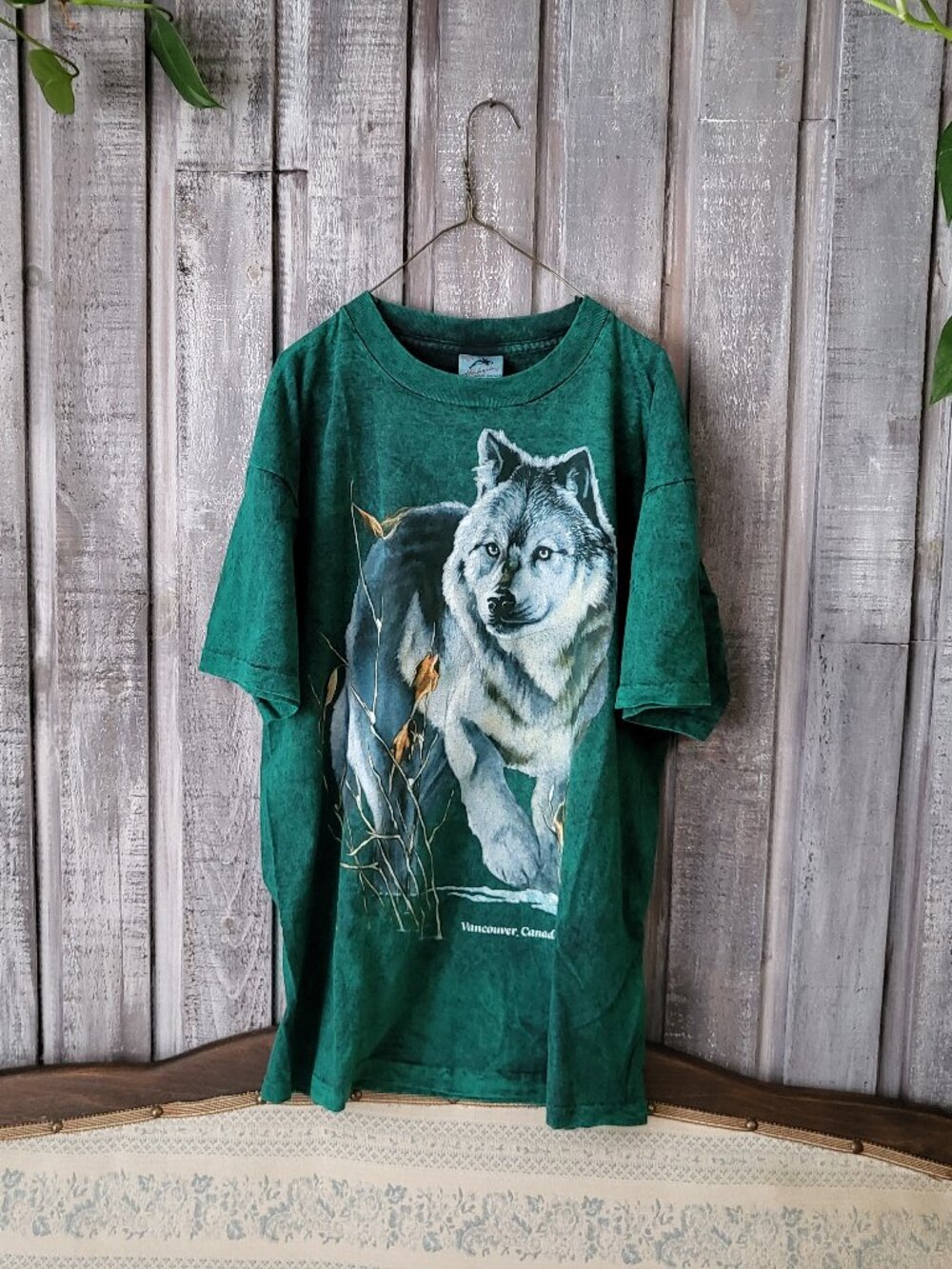 Vintage 90s Harlequin Nature Graphics Wolf T-Shirt Green L Vancouver Canada